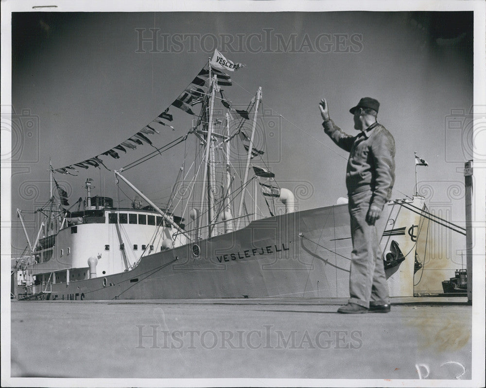 1958 Press Photo Dock Foreman waving to Veslerjet at Calumet Harbor - Historic Images