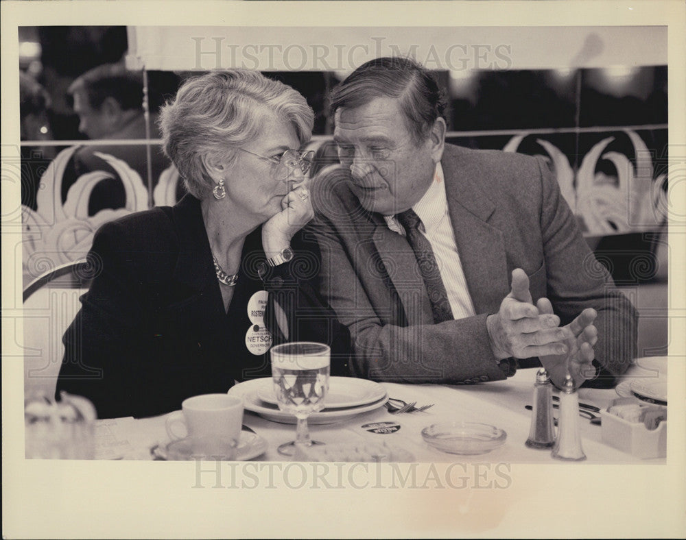 1994 Press Photo Congressman Dan Rostenkowski chats with Geraldine Ferraro - Historic Images