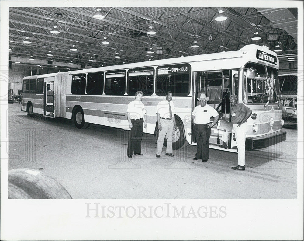 1980 Press Photo New Superbus and drivers - Historic Images