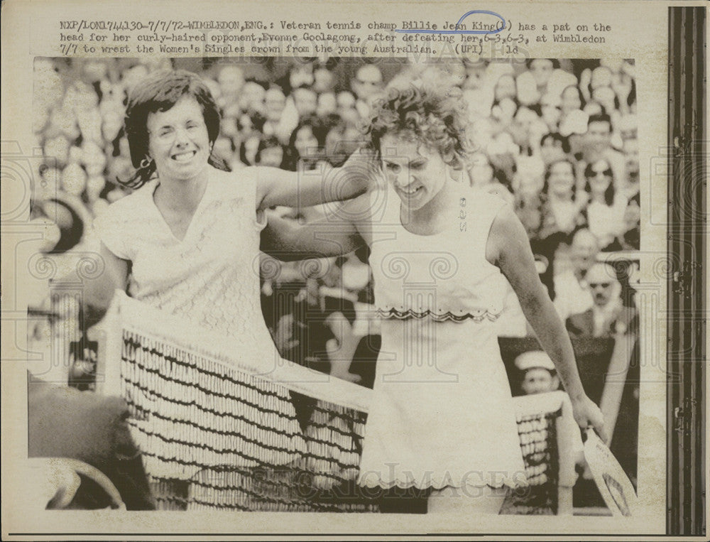 1972 Press Photo Billie Jean King Gets Pat From Evonne Goolagong After Match - Historic Images