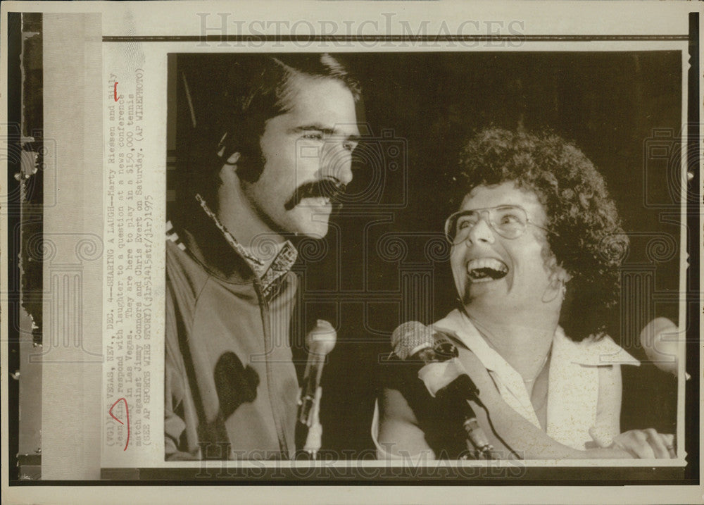 1975 Press Photo Marty Riessen And Tennis Star Billy Jean King Laugh In Vegas - Historic Images