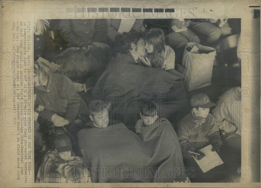 1970 Press Photo Cubs Fans Covered up for 40 Degree Temperature and 20 MPH Winds - Historic Images