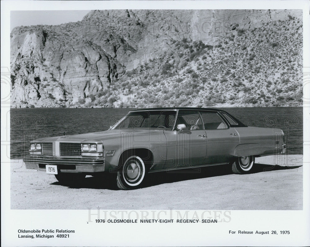 1976 Press Photo Oldsmobile Ninety-Right Regency Sedan - Historic Images