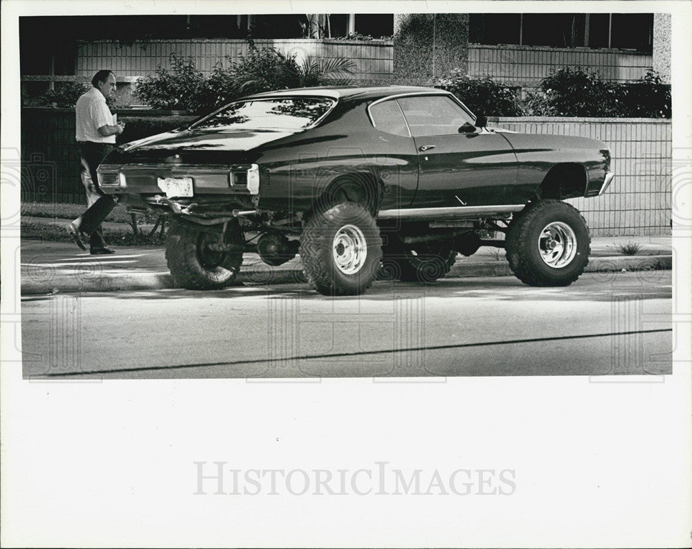 1980 Press Photo A jacked-up GM automobile in Fla. - Historic Images