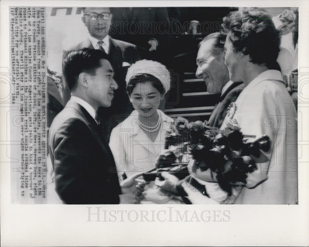 1964 Press Photo LA Mayor Sam Forty Gives Keys To Crown Prince Akhito Of Japan - Historic Images