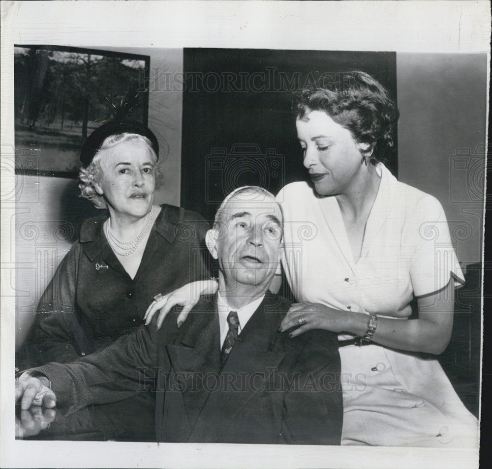 1954 Press Photo Senator Dennis Chavez NM Poses With Wife And Daughter In DC - Historic Images