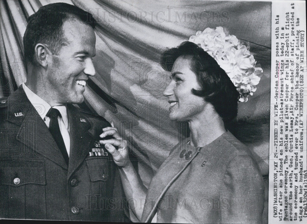 1963 Press Photo Gordon Cooper gets pinned with his Pilot-Astronaut Wings - Historic Images