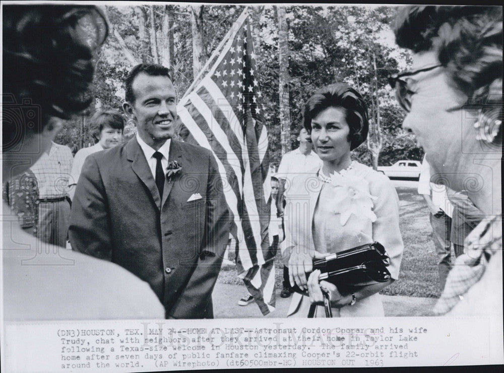 1963 Press Photo Astronaut Gordon Cooper, Wife Trudy, Taylor Lake - Historic Images