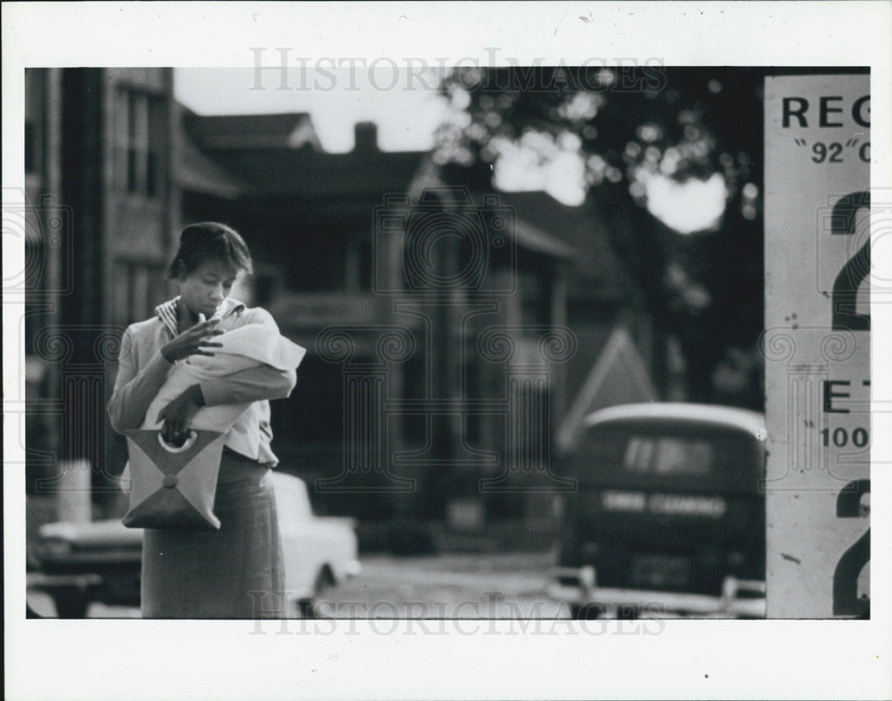 1987 Press Photo Copy pf 1965 Photo Mother, Child 12th, Euclid, Detroit - Historic Images