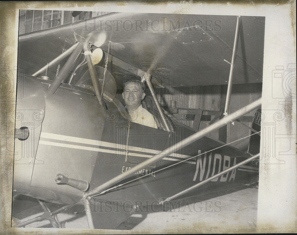 Press Photo Bob Brown of Tampa, Florida in his airplane - Historic Images