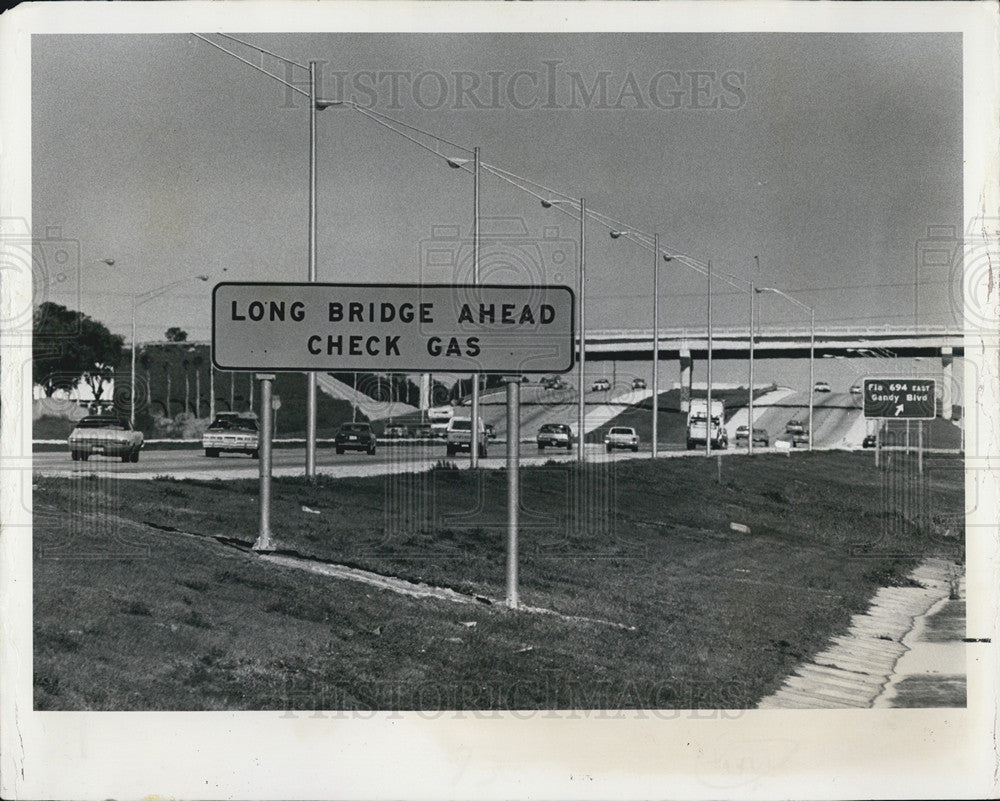 1977 Press Photo New Signs warning motorist about being fueled up on long bridge - Historic Images