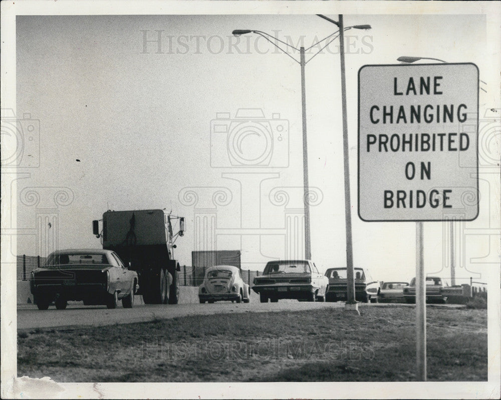 1975 Press Photo New Signs along Howard Frankland Florida - Historic Images