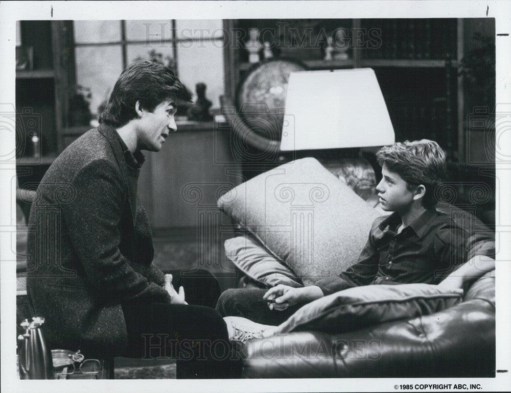 1985 Press Photo &quot;Growing Pains&quot; Stars Alan Thicke and Kirk Cameron - Historic Images