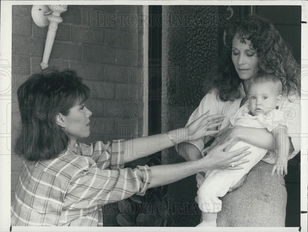 1985 Press Photo Michele Lee and Robin Ginsburg in Knots Landing - Historic Images