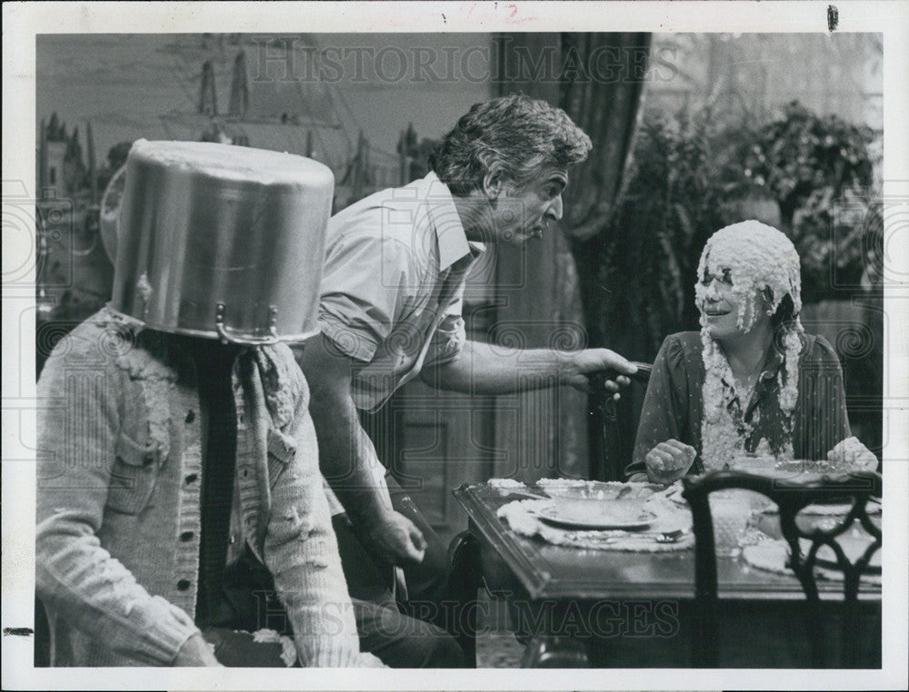 1979 Press Photo Robert Mandan, Donnelly Rhodes, and Jennifer Salt in &quot;Soap&quot; - Historic Images