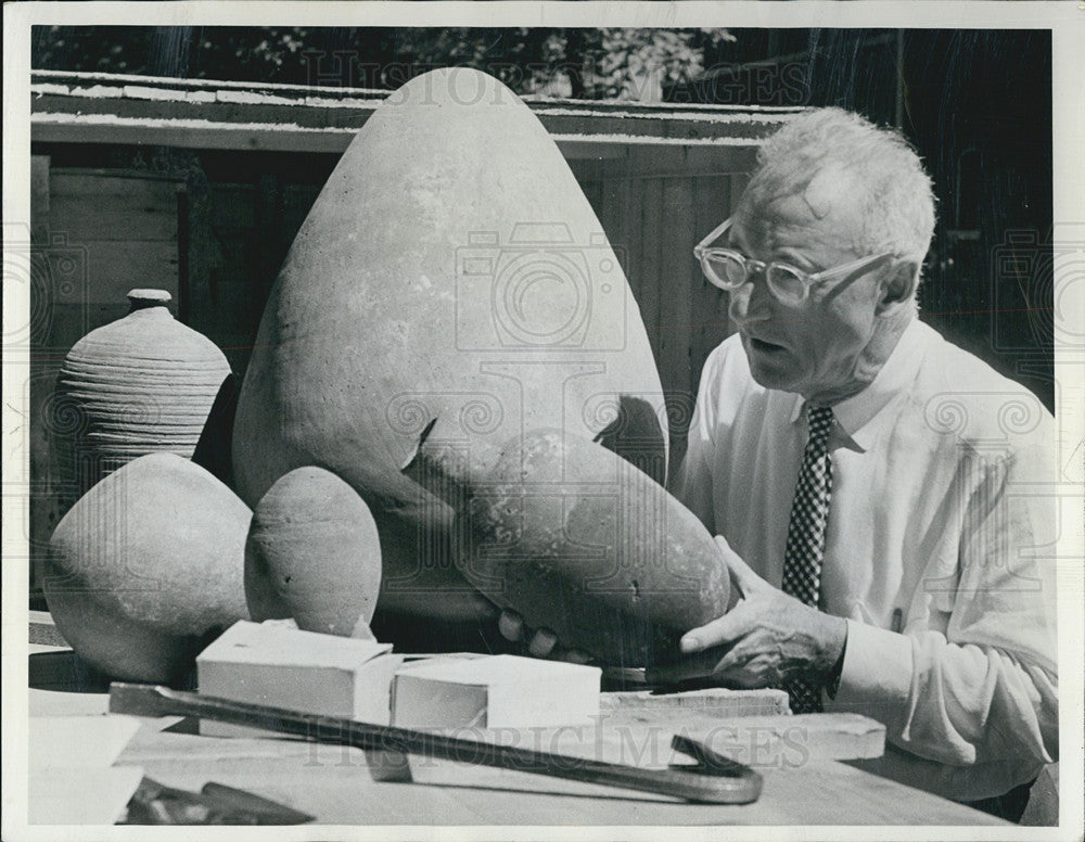 1964 Press Photo Keith Steele of University of Chicago Examines Egyptian Relics - Historic Images