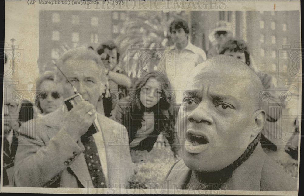 1975 Press Photo Gerald Ford man singing Glory Glory Halleluiah - Historic Images