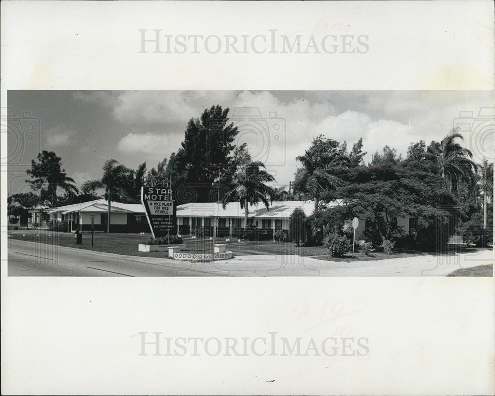 1972 Press Photo the Star Motel in St Petersburg, FL was sold for $85,000. - Historic Images