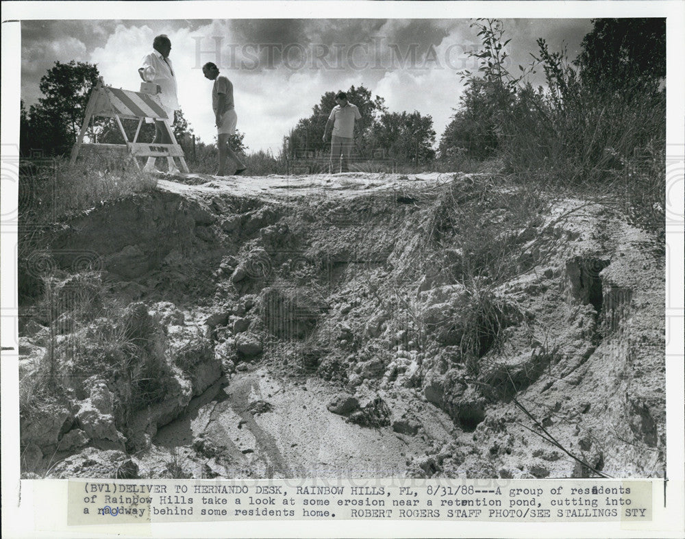 1988 Press Photo Rainbow Hills,Ill residents inspect erosion near homes - Historic Images