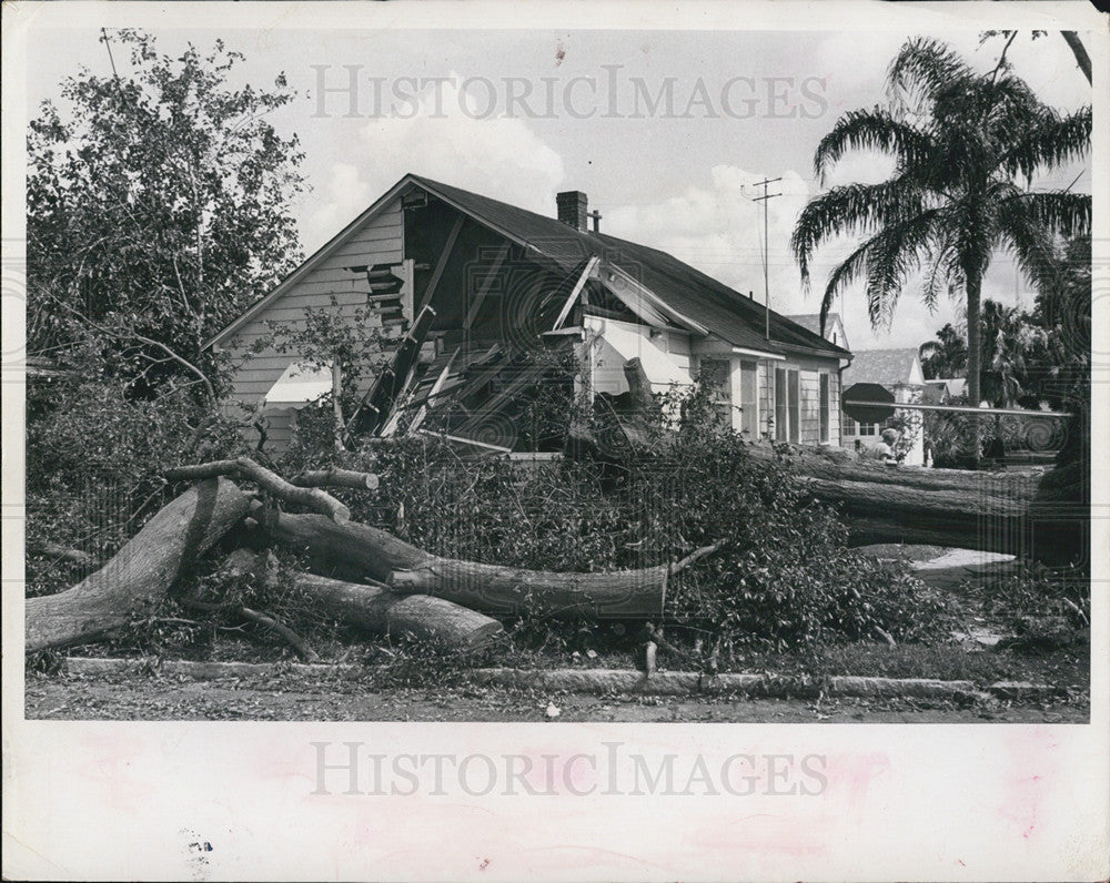 1966 Press Photo Hurricane Alma victim house severe damage - Historic Images