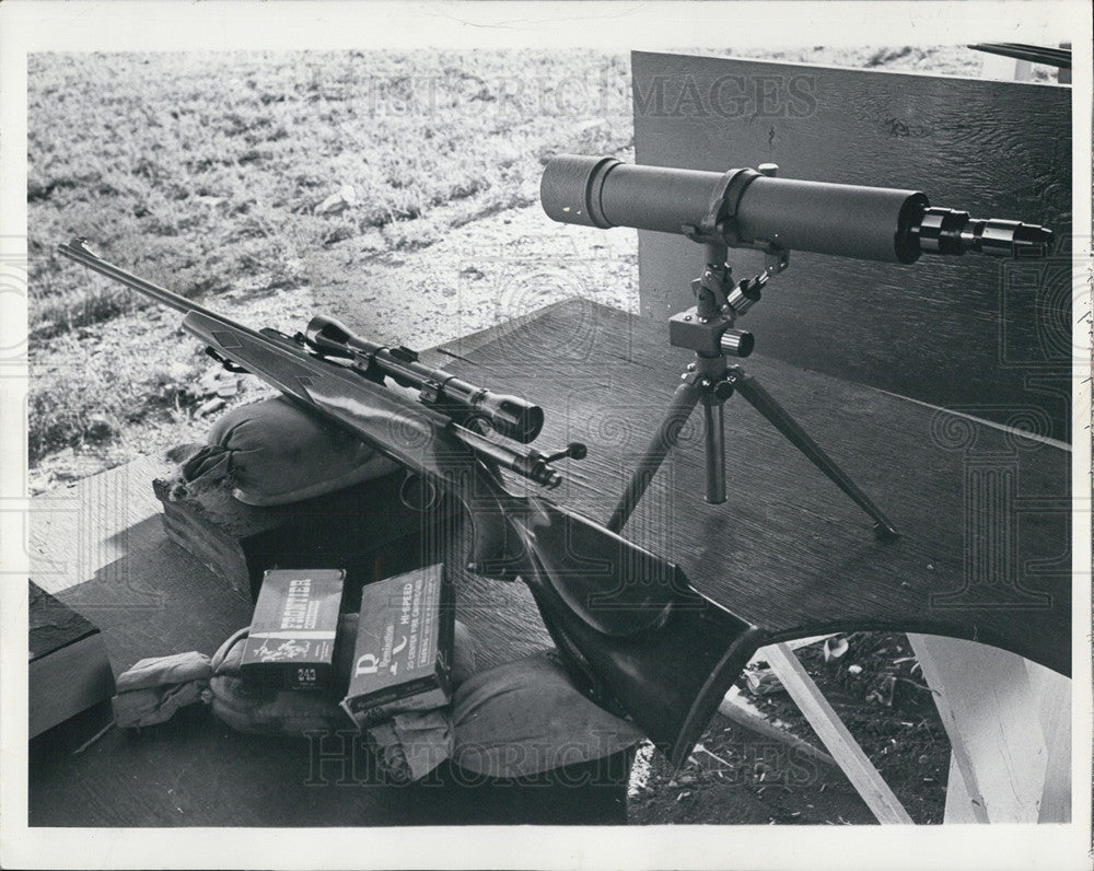 1972 Press Photo Job sighting Bench rest, rifle, sand bags ammo spotting scope - Historic Images