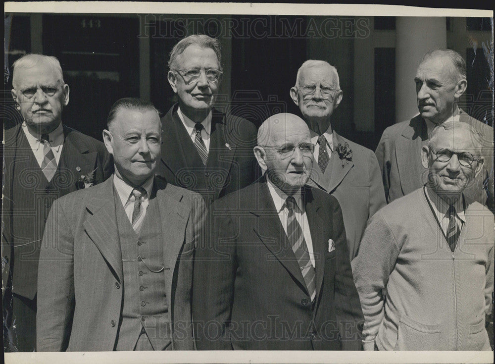 1943 Press Photo Railroad Engineers get together for an Anniversary Party - Historic Images