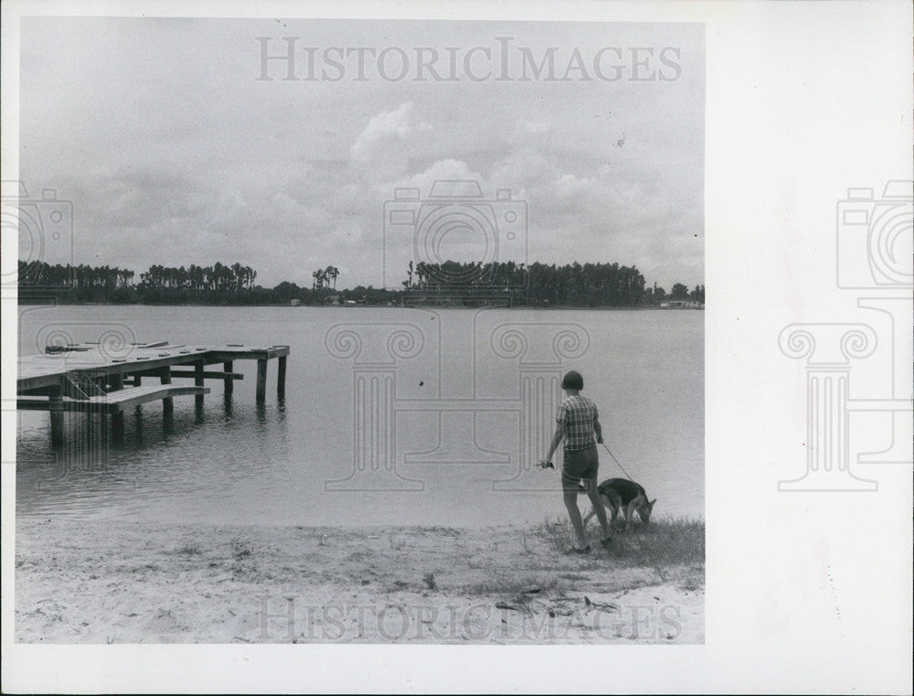 1971 Press Photo Boy and his dog enjoy the beach - Historic Images