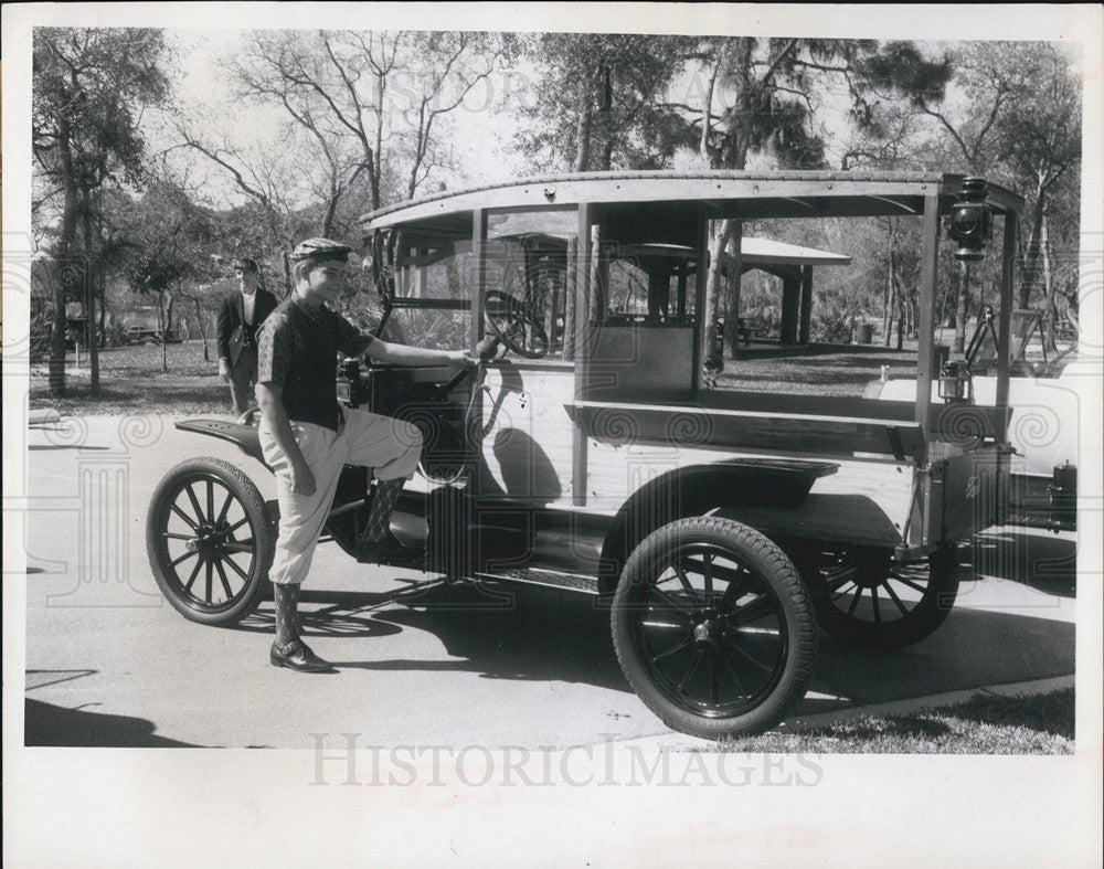 1968 Press Photo Keith Johnson and 1914 Model T Station wagon - Historic Images