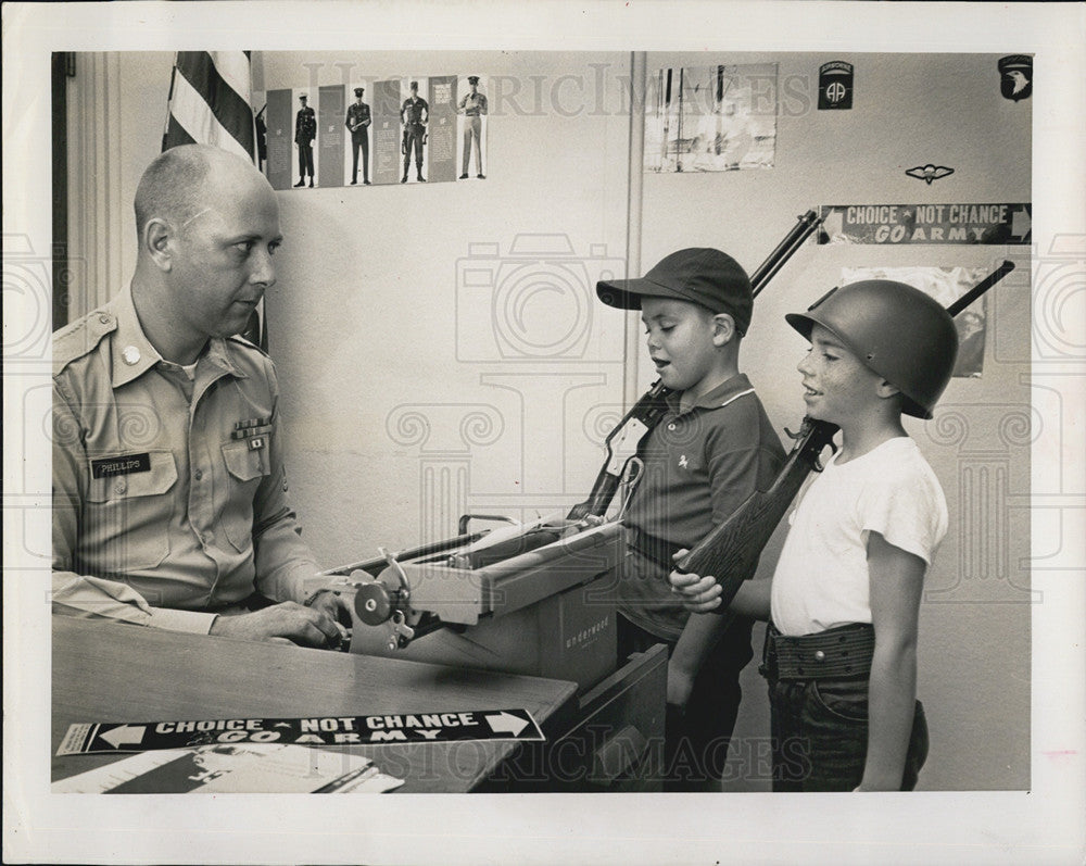1963 Press Photo Kids in recruiter office Army - Historic Images