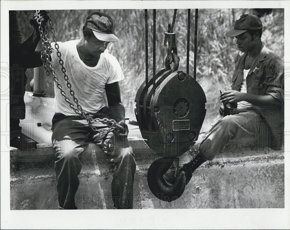 1978 Press Photo Preparing chains to lift walls on base - Historic Images