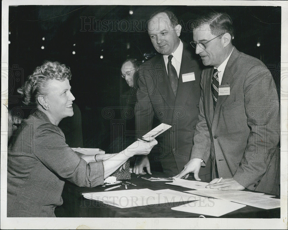 1953 Press Photo Mrs. Margaret C. Haygood Dean Rusk President Of The Rockefeller - Historic Images