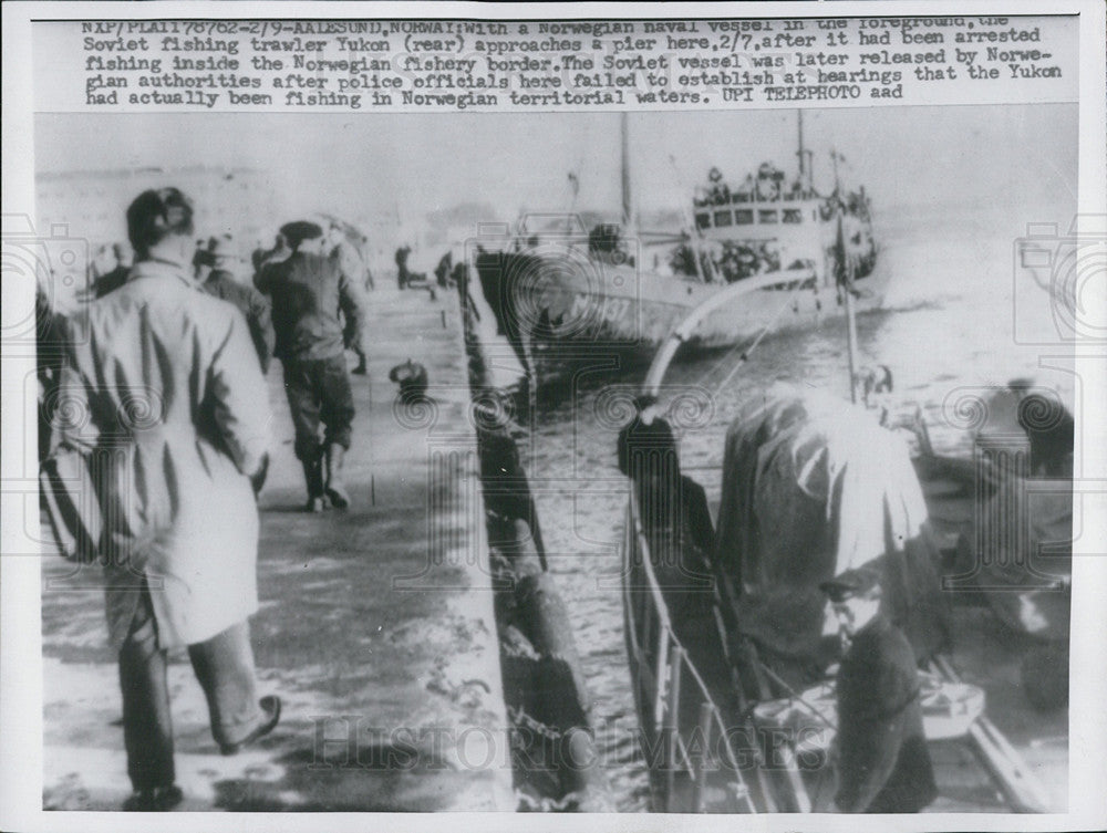 Press Photo Norwegian Naval Ship/Soviet Trawler Yukon Arrested Illegal Fishing - Historic Images