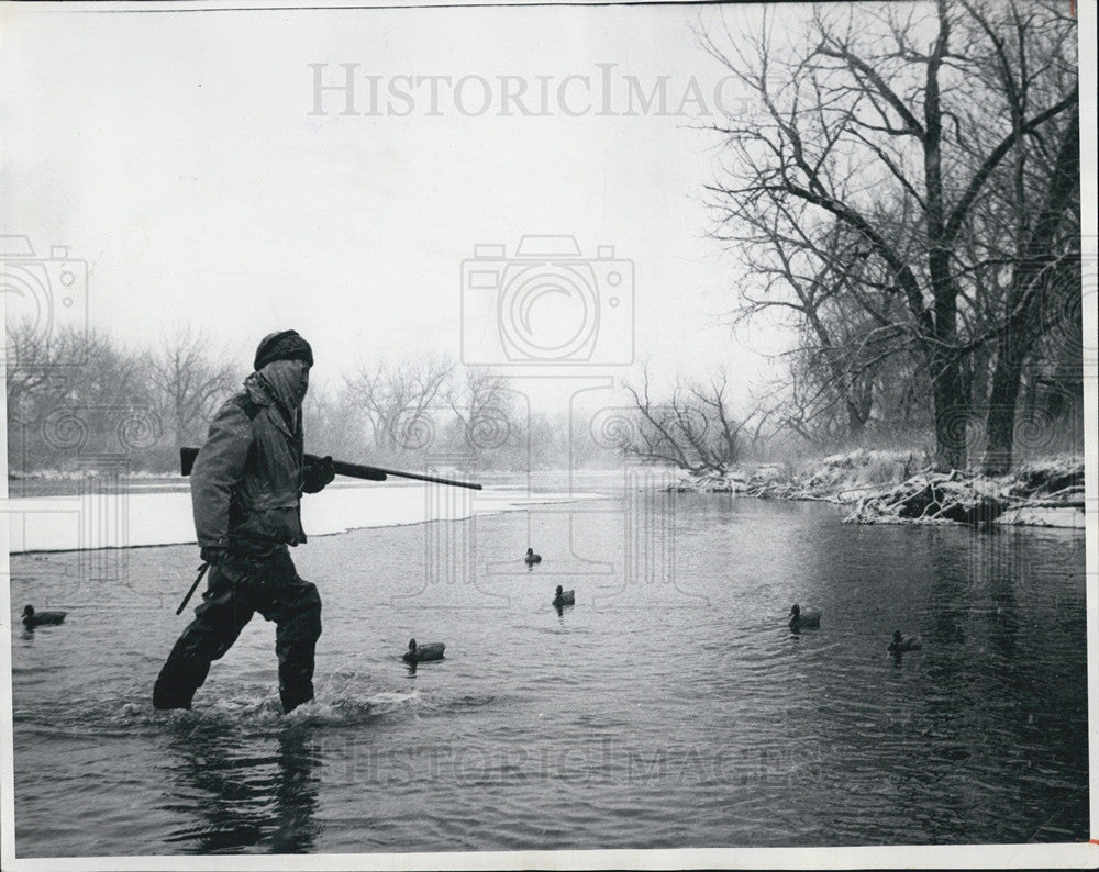 1975 Press Photo Hunters/South Platte River/Duck Hunting/Decoys - Historic Images