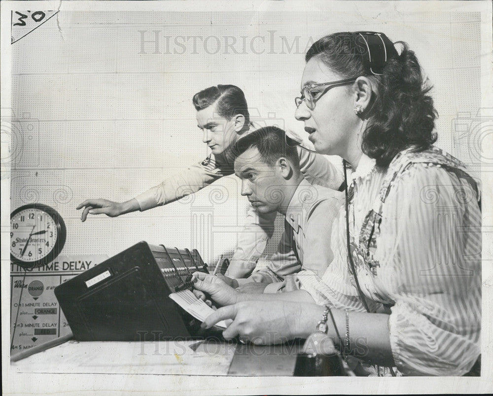 1953 Press Photo Radar Teller On Balcony Overlooking Ground Observer Room - Historic Images