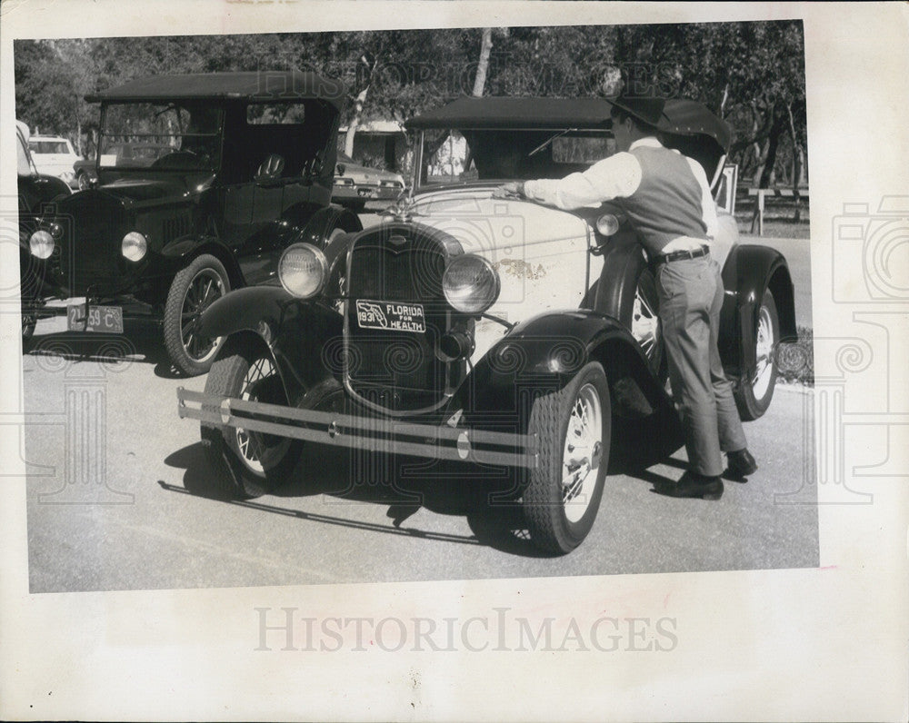 1968 Press Photo Roger Bansemer Shines 1931 Car To Enter in Antique Car Show - Historic Images