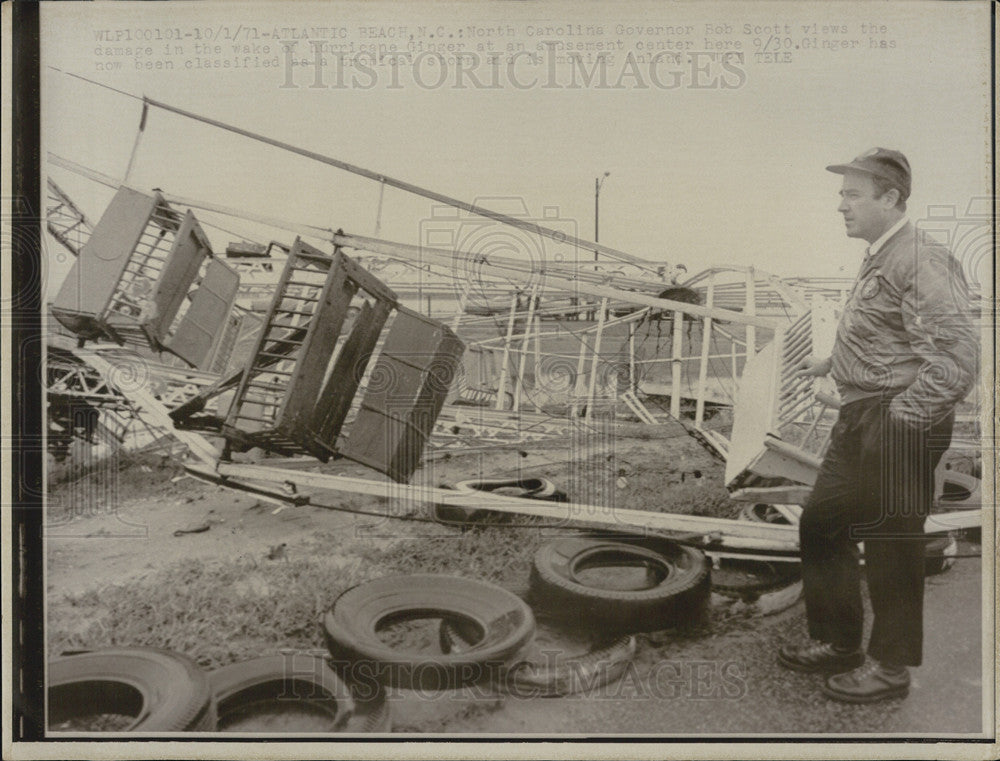 1971 Press Photo N. Carolina Governor Rob Scott Views Damage Of Hurricane Ginger - Historic Images