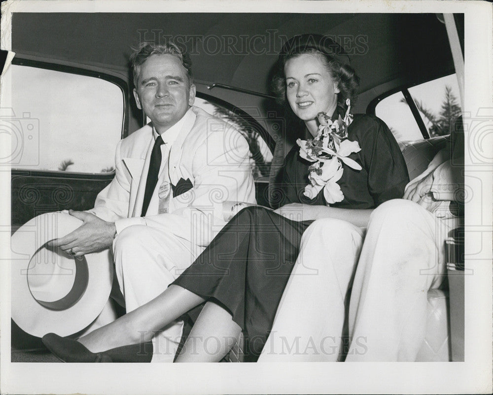 Press Photo Mr And Mrs Warren In Car - Historic Images