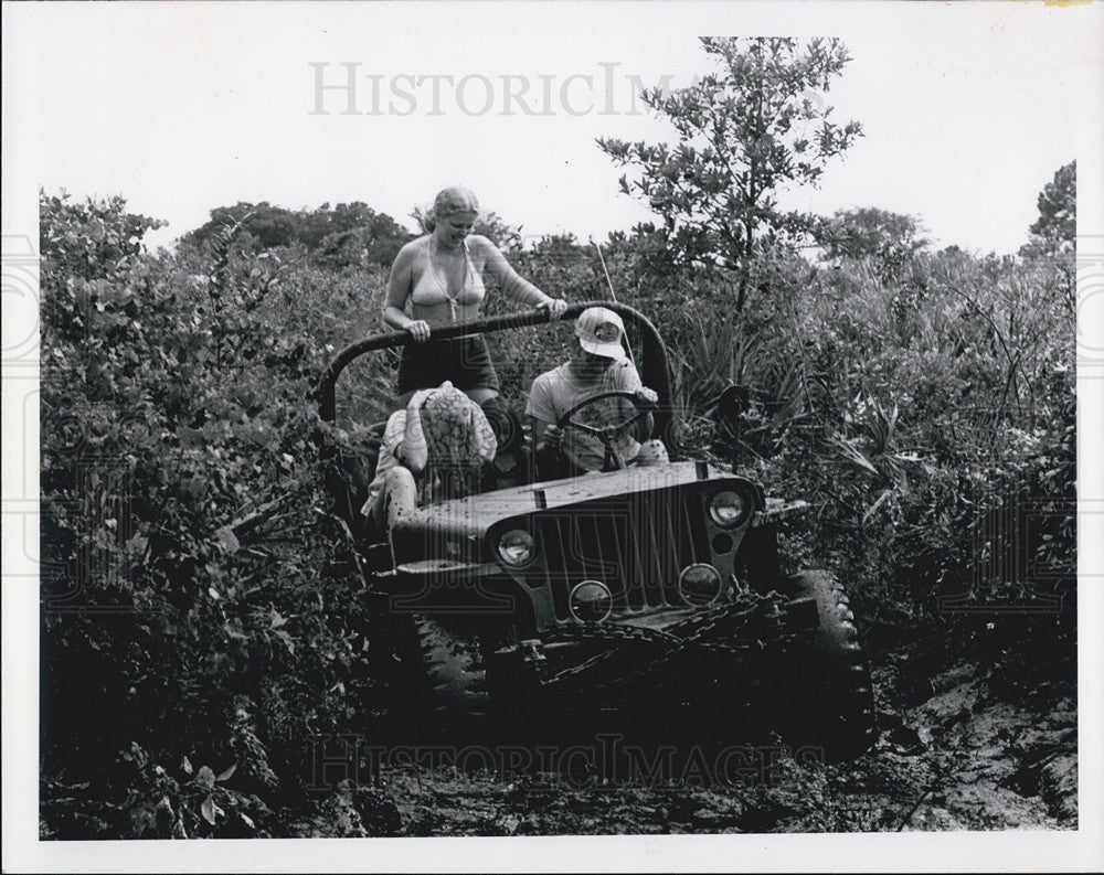 1976 Press Photo 4 wheel addicts stuck in Mud - Historic Images