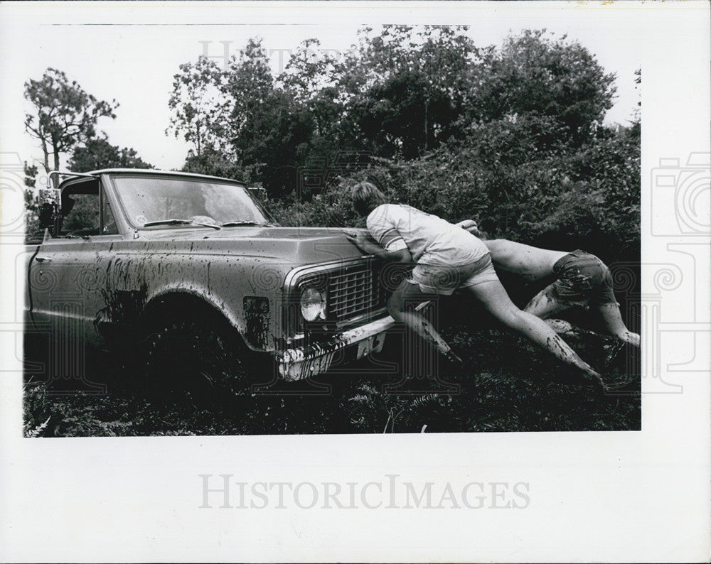 1976 Press Photo 4 wheeler stuck in mud Bradenton - Historic Images