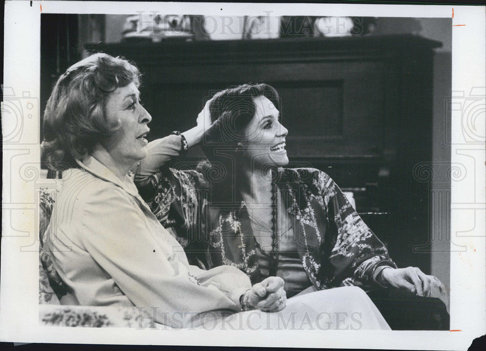 1976 Press Photo Eileen Heckart Valerie Harper Actress Rhoda - Historic Images