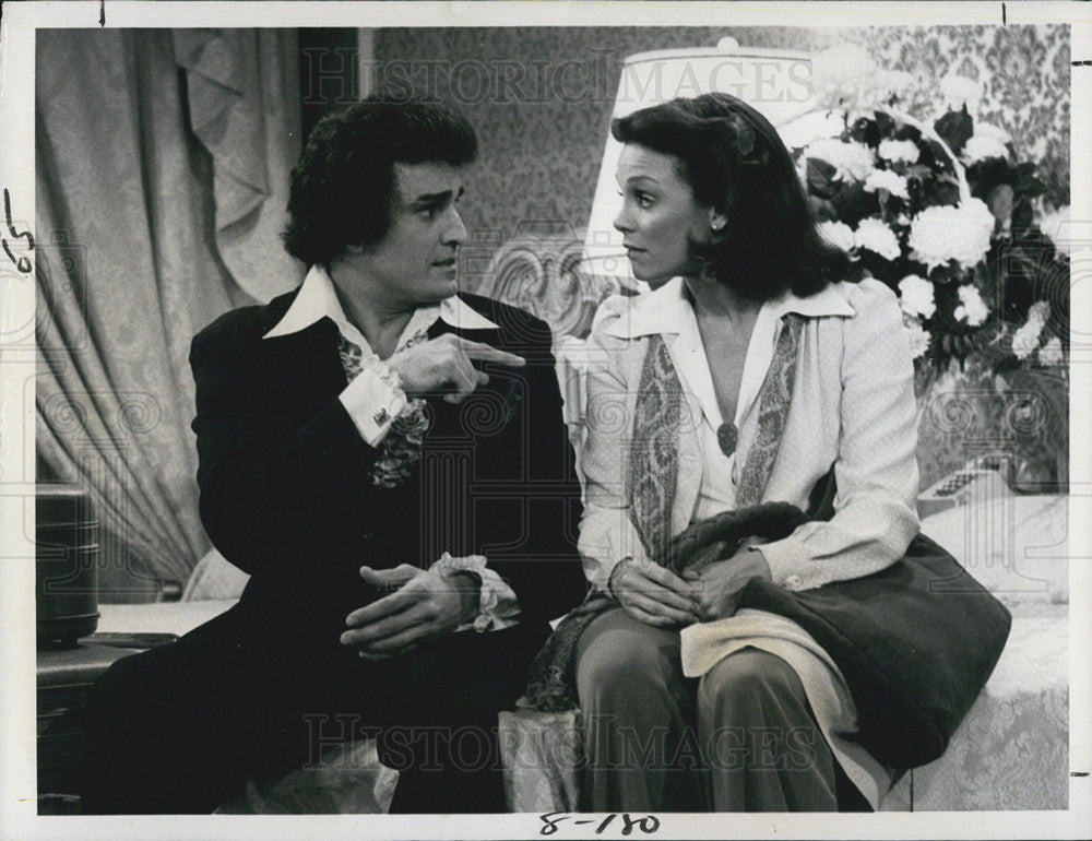 1977 Press Photo Michael Delano and Valerie Harper in Rhoda - Historic Images