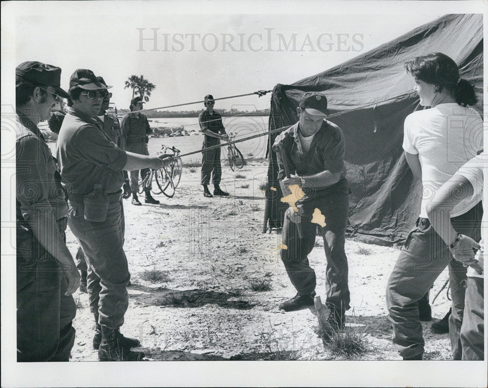 1978 Press Photo Staff Sgt. Norris Collier drives a stake for one of the ropes - Historic Images