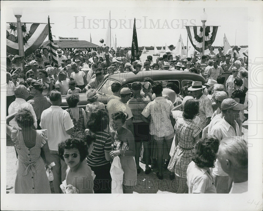 1949 Press Photo Crowds Hang Around Governors Car In Gulf Beach Florida - Historic Images