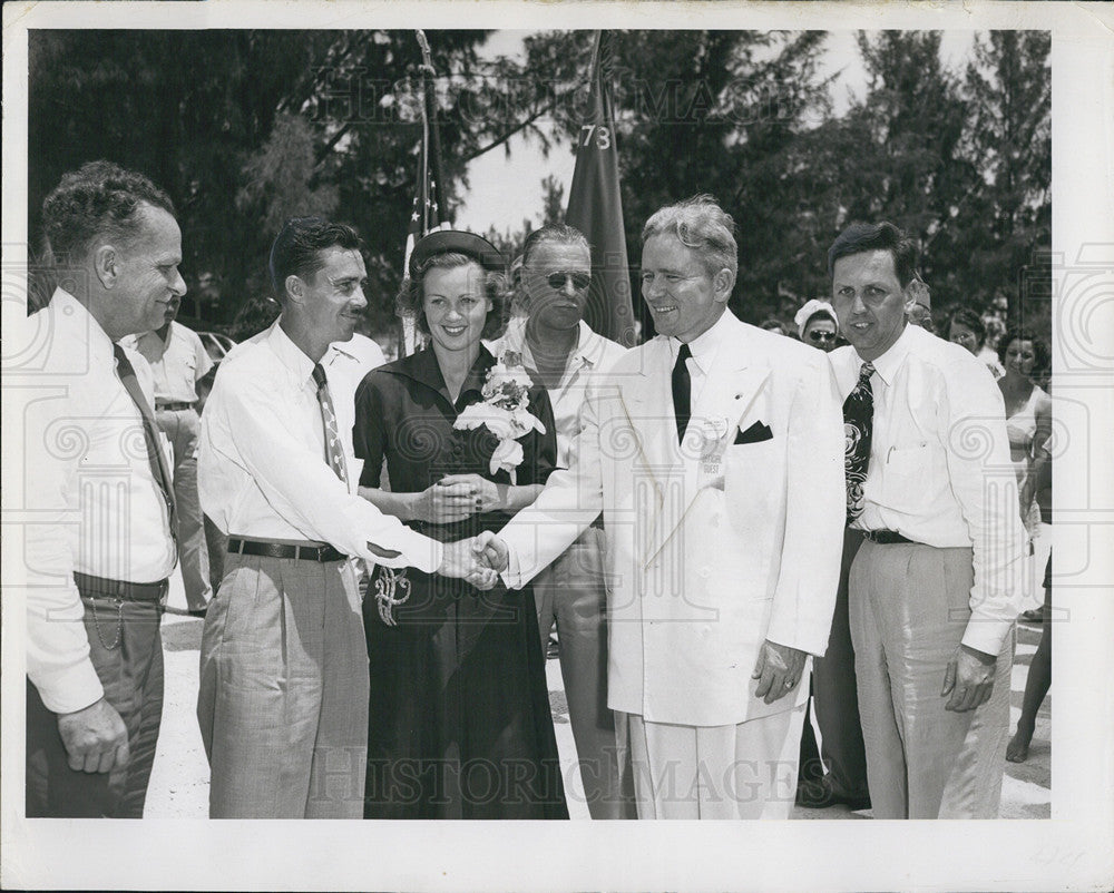 1949 Press Photo St Petersburg Men And Women Shake Hands White Suit And Dresses - Historic Images