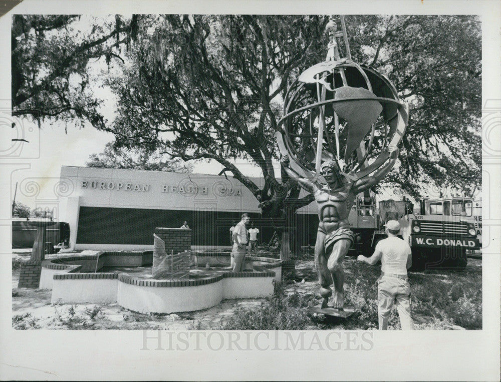 1972 Press Photo Atlas Statue In front Of European Health Spa - Historic Images