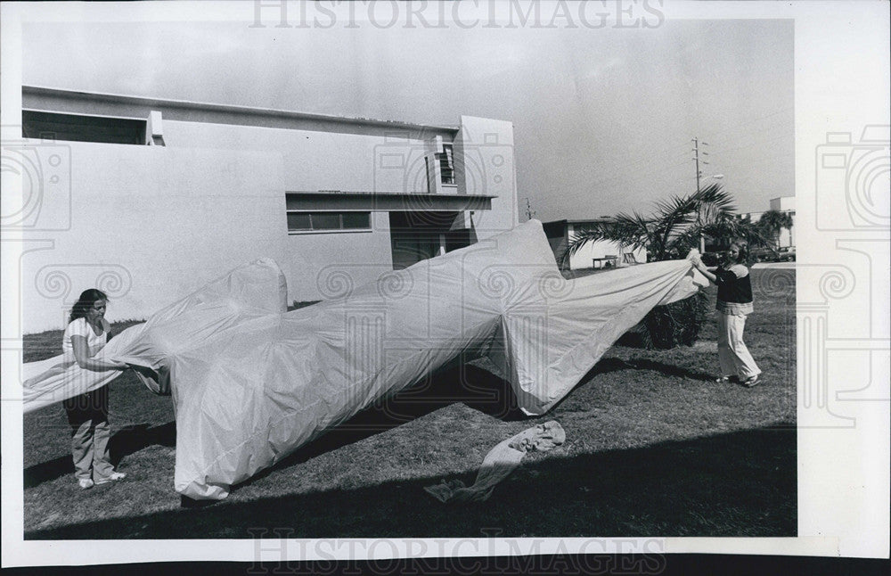 1980 Press Photo Test Launch 25Ft Yellow Sailcloth Soft Sculpture-Sandy Eppling - Historic Images