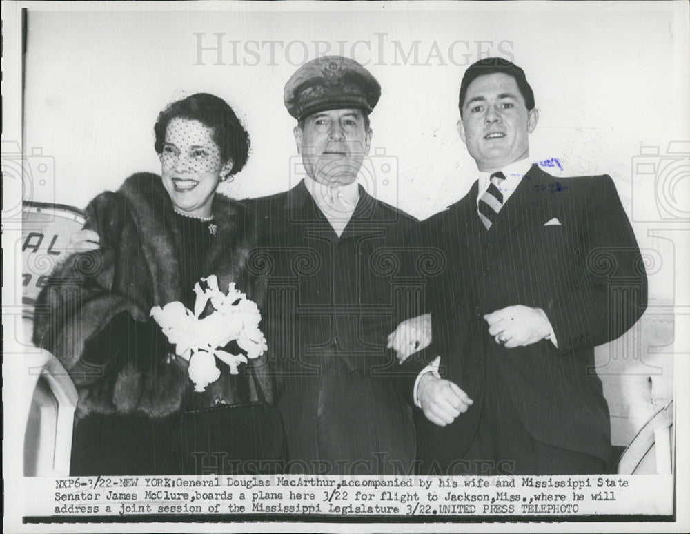 1950 Press Photo Gen. and Mrs. Douglas MacArthur with sen. James McClure. - Historic Images