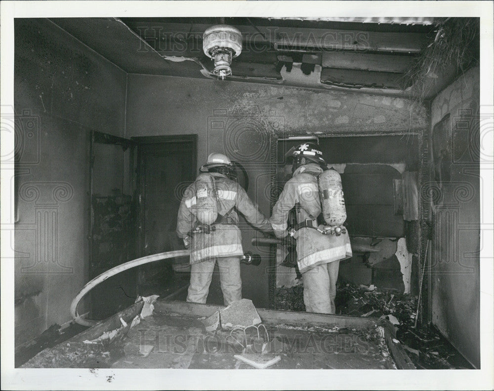 1984 Press Photo Largo Firefighters checking smoldering areas - Historic Images