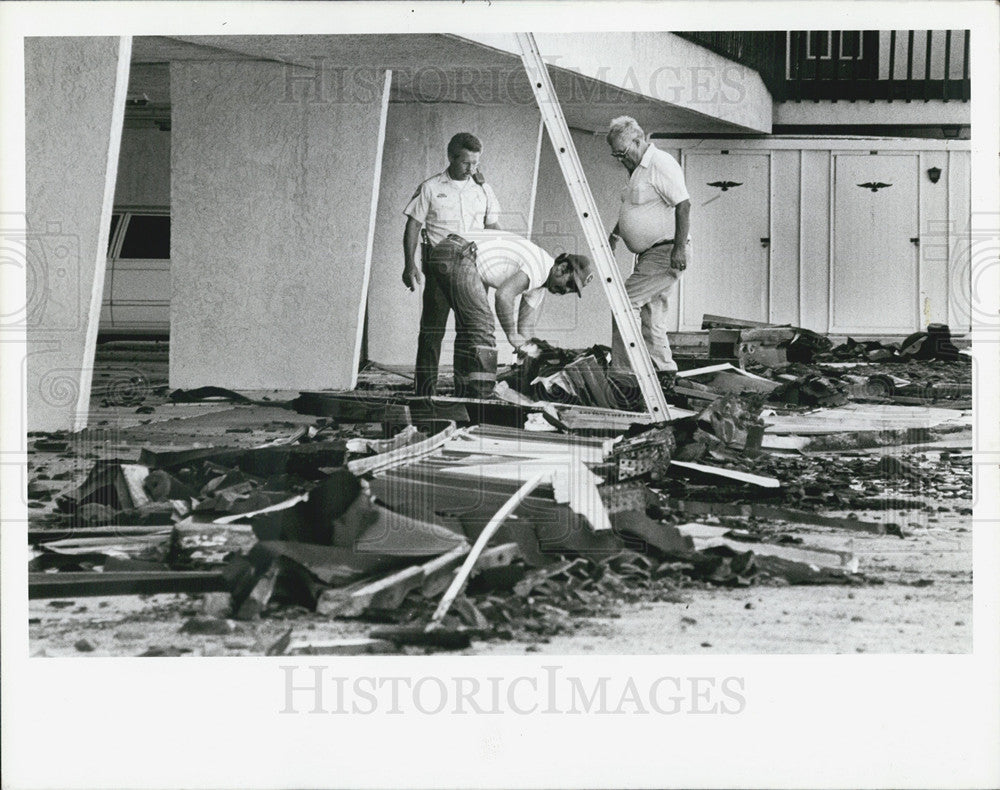 1985 Press Photo Fire department Sifting through rubbel from damage - Historic Images