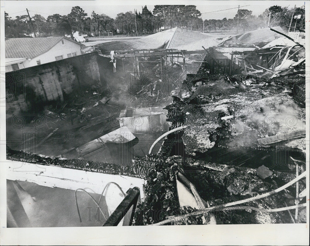 1977 Press Photo remains of Moose lodge fire damage - Historic Images